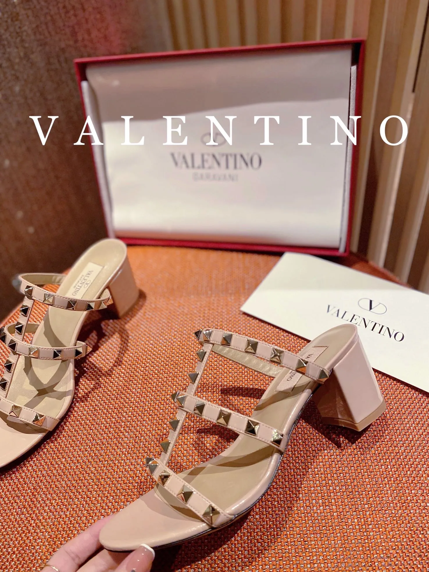 👟👟Ex-factory price 440👟👟 High-end quality 𝑉𝐴𝐿𝐸𝑁𝑇𝐼𝑁𝑂 Valentino ♡ͥ | Level🔍 The classic King flip flops are also so beautiful. The textured hardware brings out a full sense of luxury. After putting it on my feet, I was shocked that my feet looked slimmer! The new season lives up to expectations! Worth buying ★Imported cowhide is absolutely high-grade ❥Original method is absolutely sensual ❥Elegant style creates a different feeling🙈 Simple temperament style!  ♡ show bdetails ———————————— ⊿▸: Size｜35-40 (customized at 40.41.42) ⊿▸: Material｜Imported cowhide ⊿▸: Material | Padded sheepskin ⊿▸: Material | Italian🇮🇹 genuine leather outsole ⊿▸: Heel height｜6cm